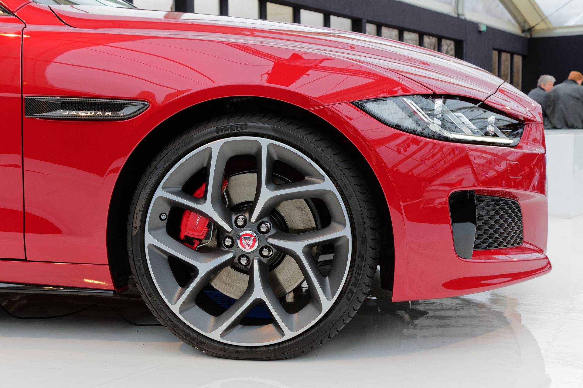 Jaguar выложил в Сеть промо-ролик седана XE 2016 модельного года (видео)