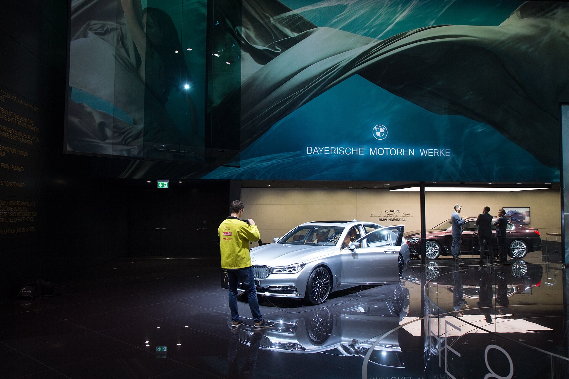 Последние из могикан: 12-цилиндровый BMW M760Li разгоняется до 304 км/час на автобане (видео)