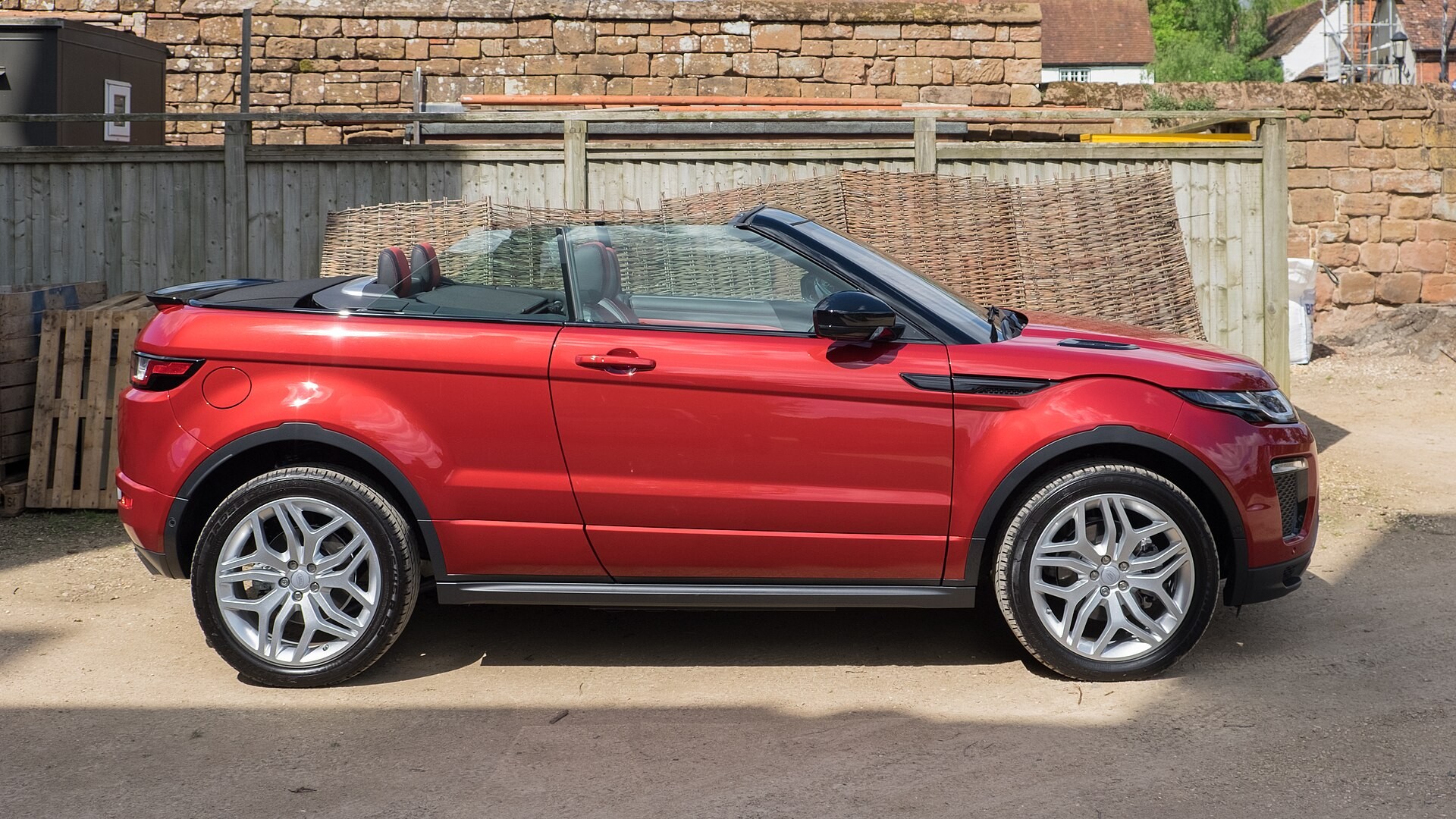 В России стартовали продажи премиум-внедорожника Range Rover Evoque нового поколения (видео)