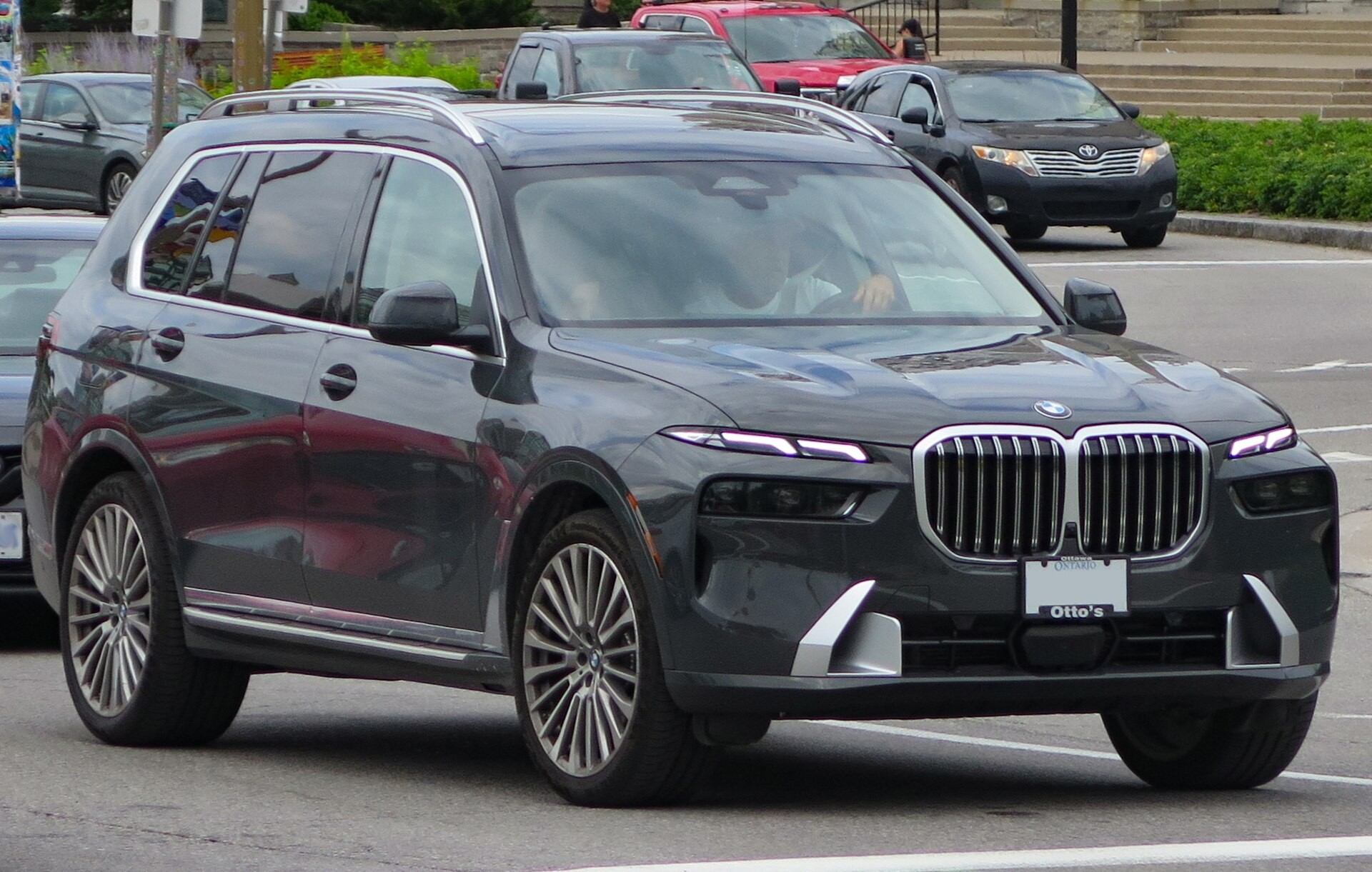 ​Баварцы представили флагманский кроссовер BMW X7 в красочном рекламном ролике «Легенда»