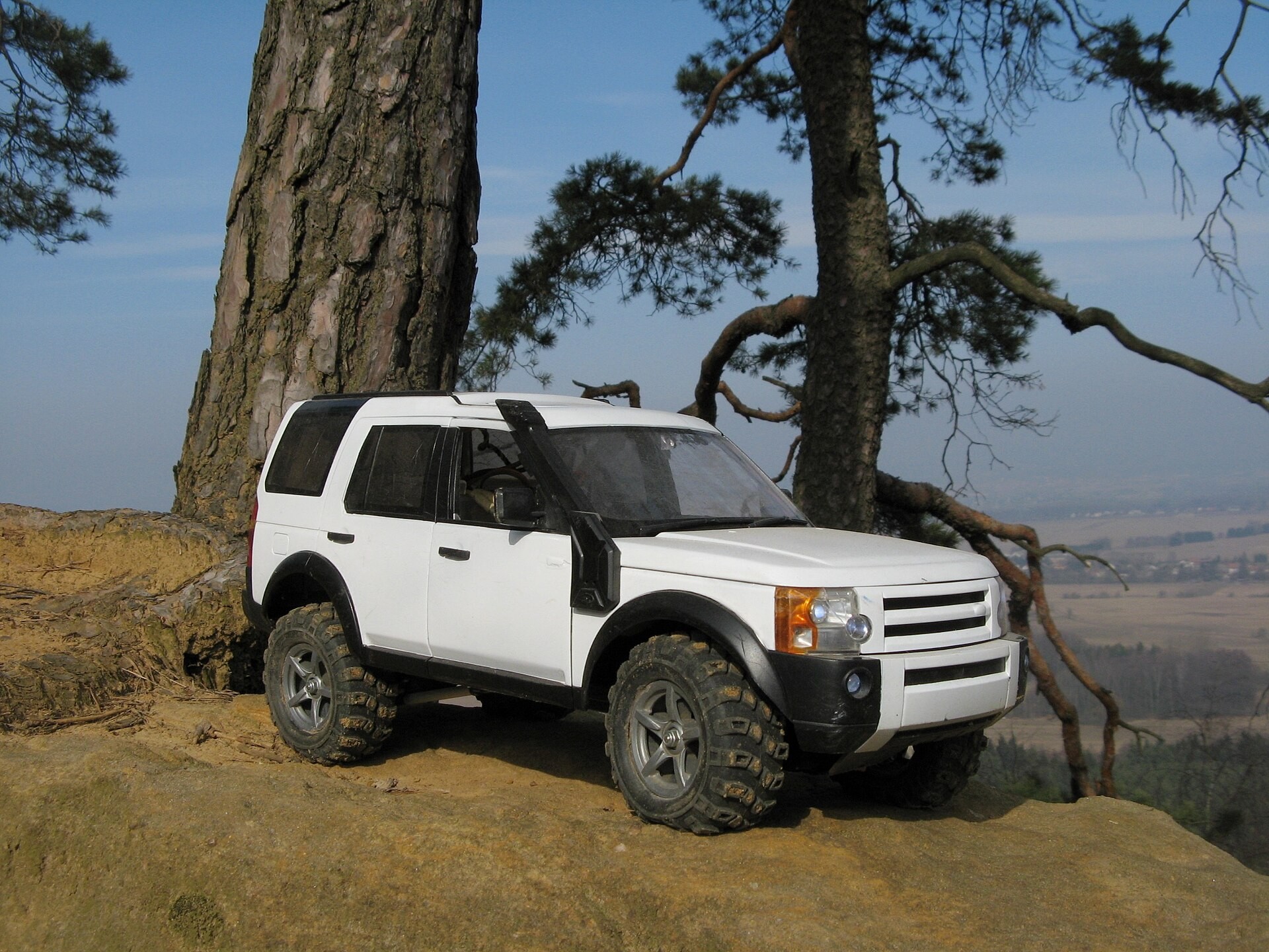 ​Land Rover отмечает 10-летие программы продаж автомобилей с пробегом Approved