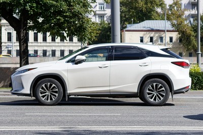 ​Lexus представил дизайн будущего в VR-постановке «Клетка с попугаями»