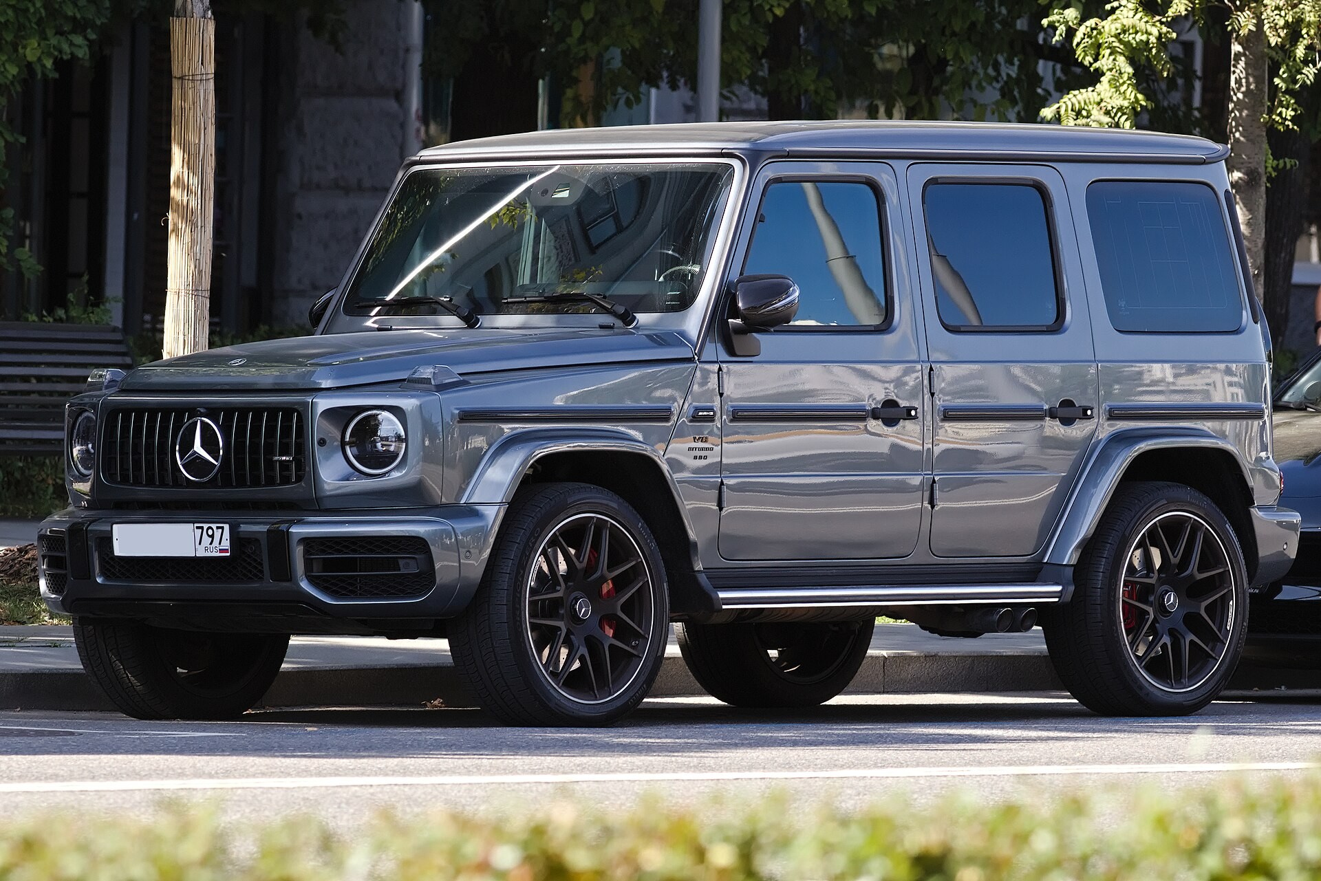 ​Mercedes G-Class преодолевает гравитацию на крутом склоне плотины (видео)