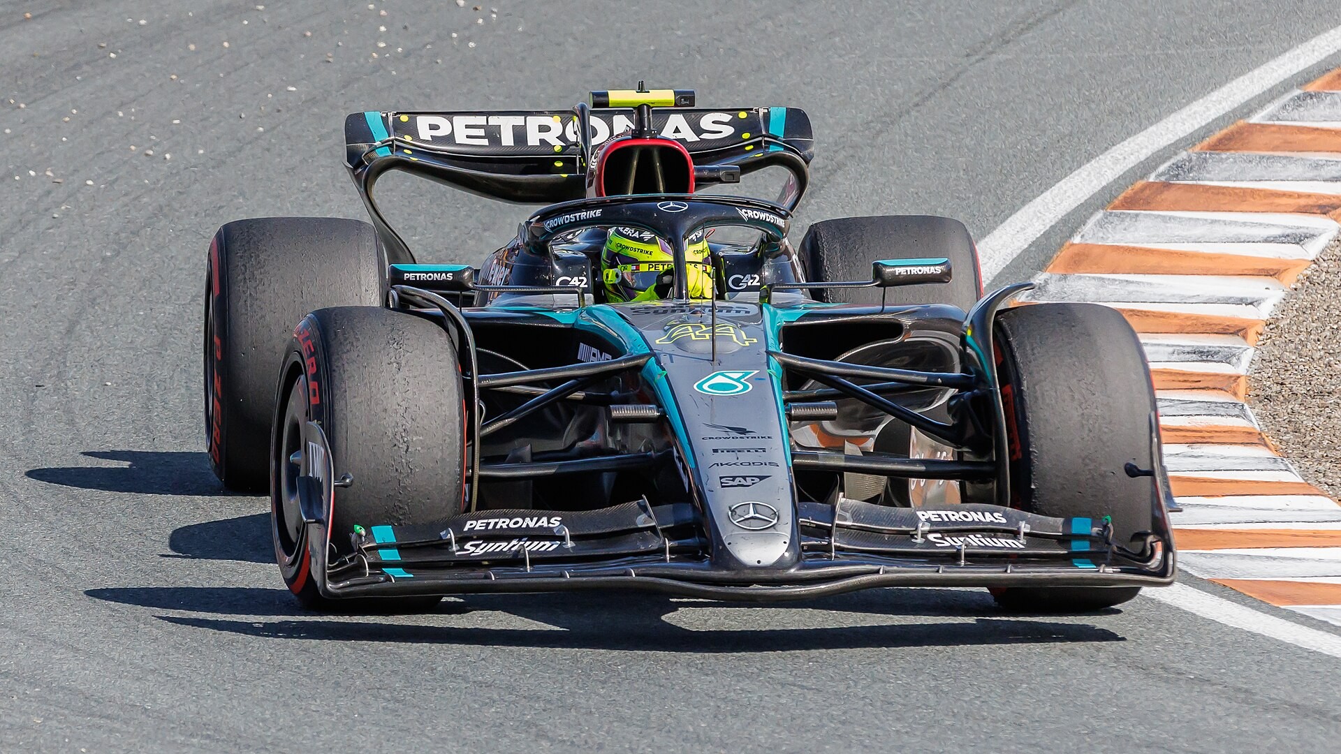 ​Команда Mercedes AMG Petronas победила в гонках «Формула-1» в Сочи
