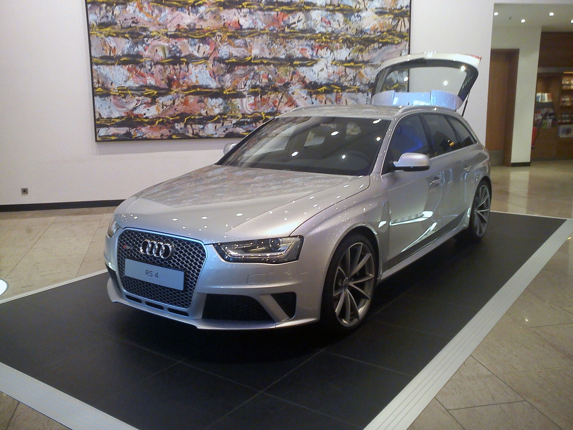 Audi представит в Женеве премиум-универсал RS4 Avant