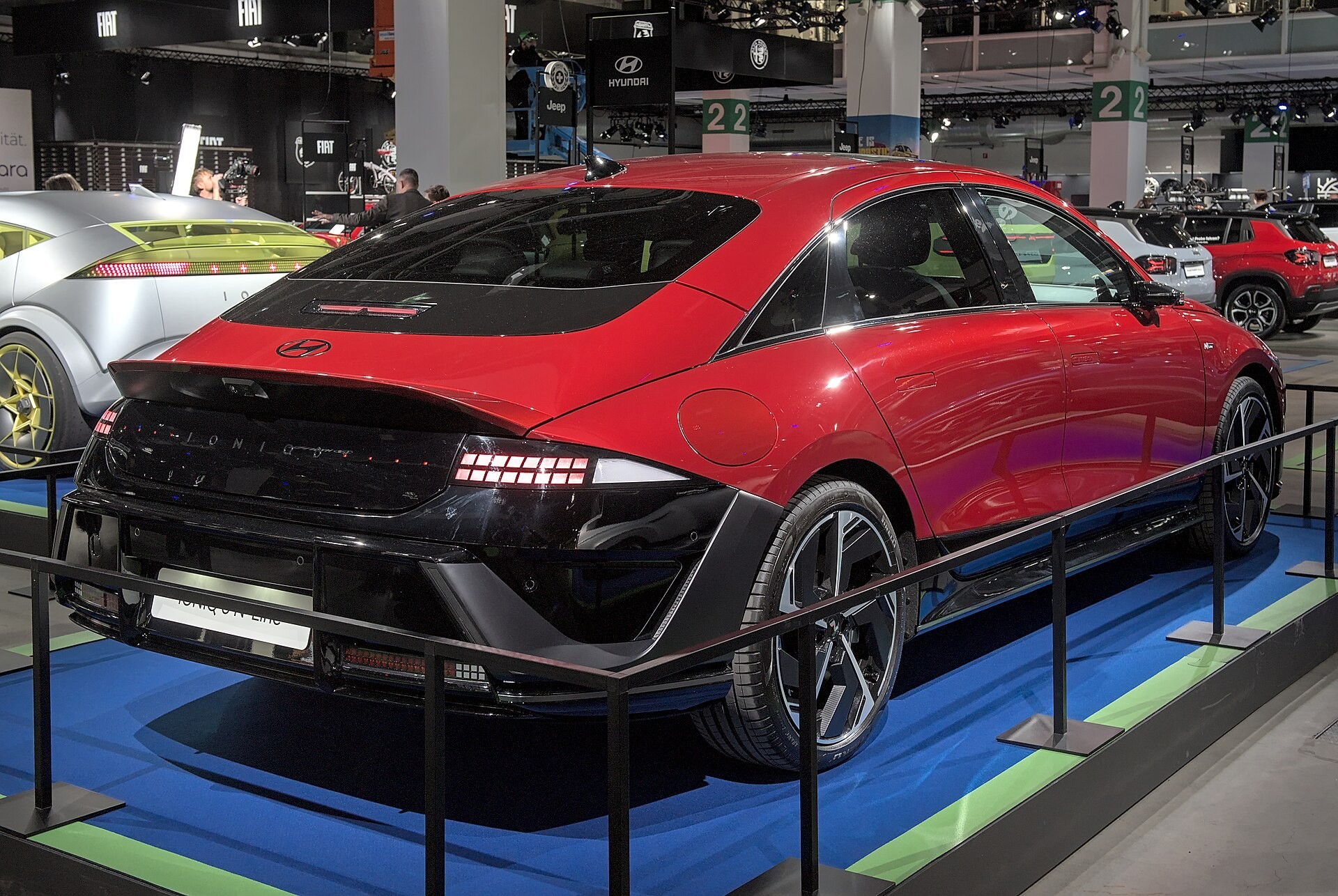 Признанный «Лучшим автомобилем 2022 года» Hyundai Ioniq 5 получил еще две награды (видео)