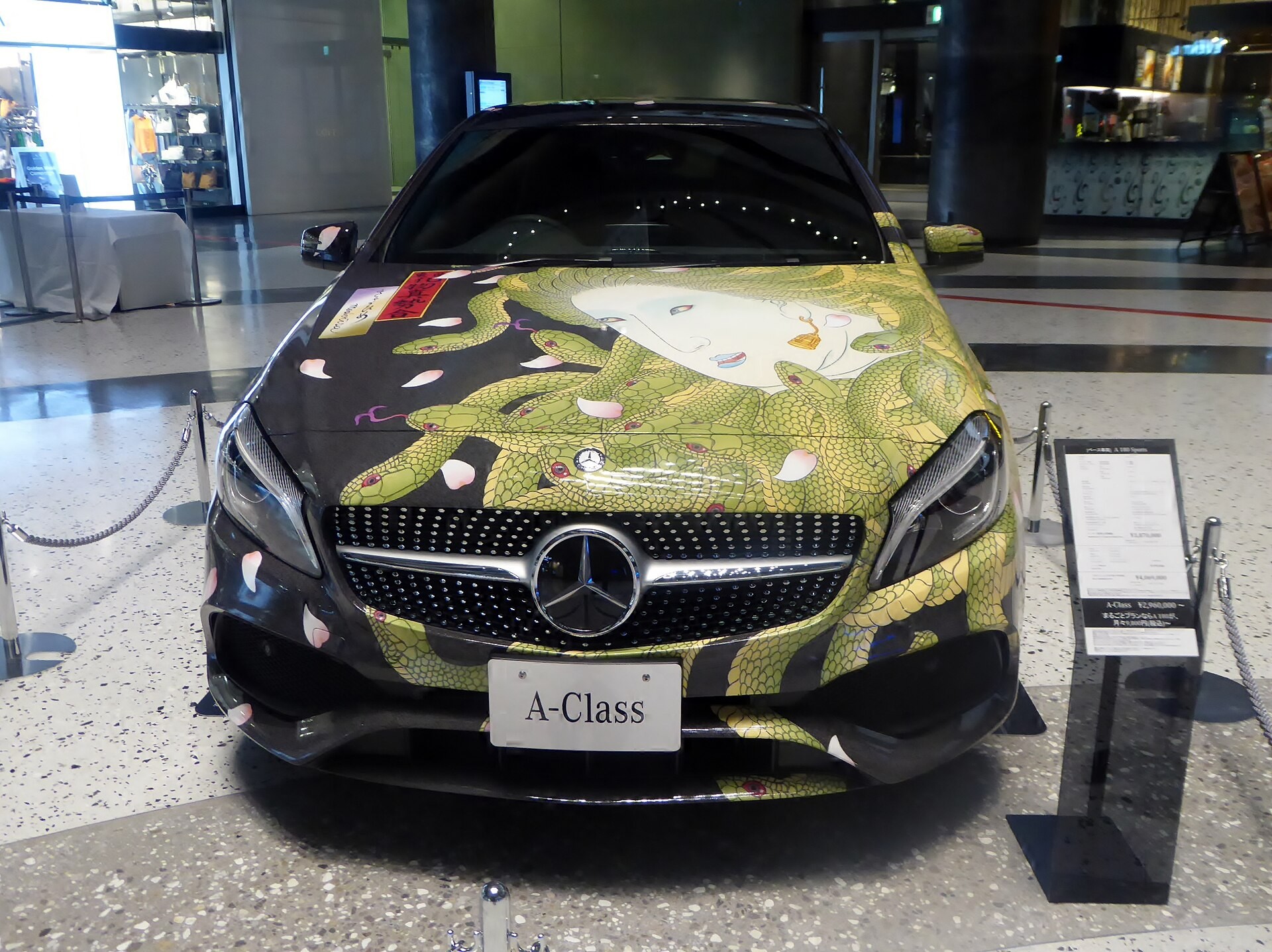Mercedes представил на выставке RUBAE 2021 два новых премиальных минивэна (видео)