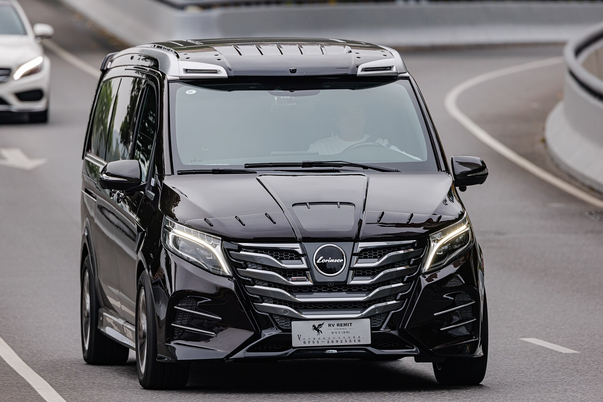 ​В первый год от начала серийного выпуска было продано более 20 000 Mercedes-Benz V-Class
