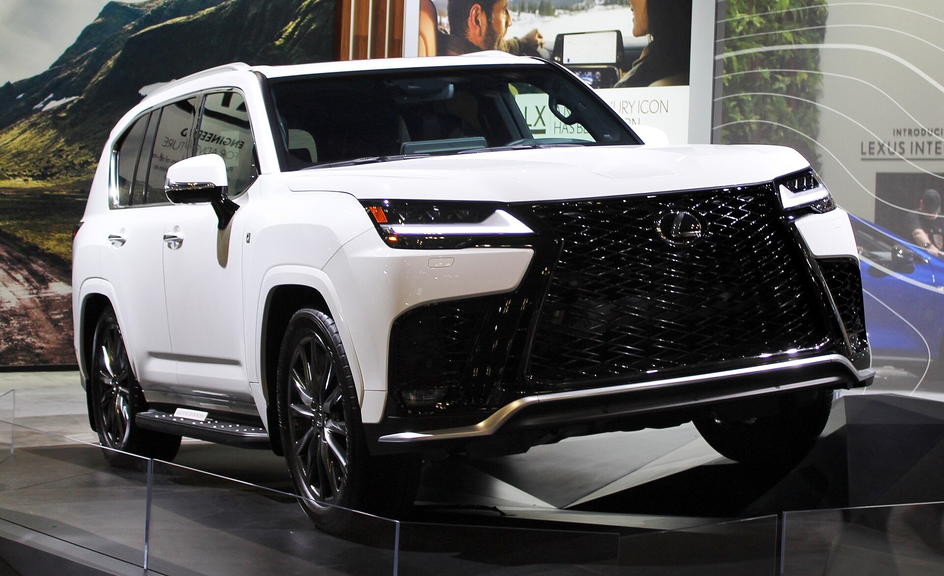 Шикарный Lexus LX 600 F Sport 2022 года "разминается" на динамометрическом стенде (видео)