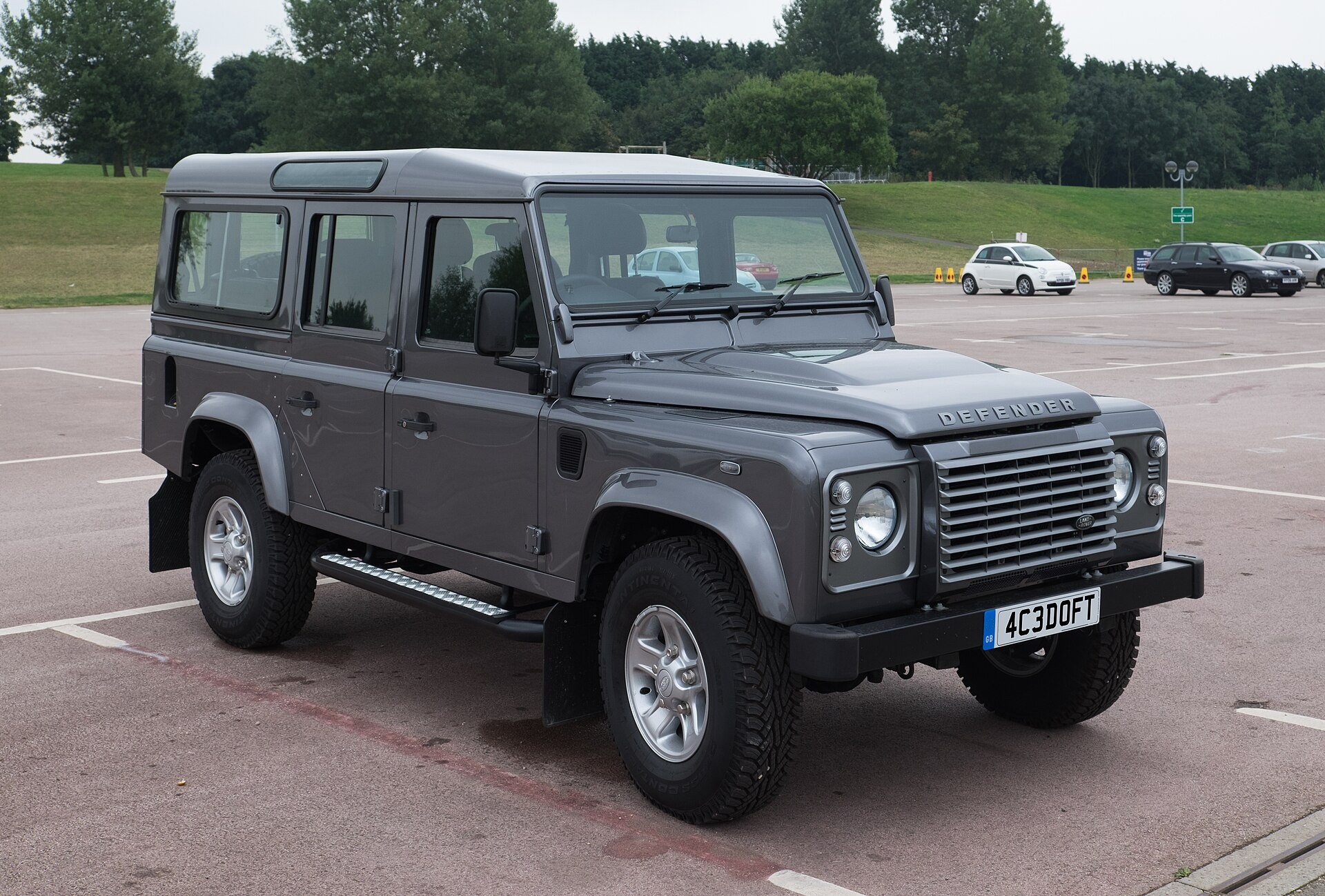 ​Land Rover сделал неожиданный выбор героини серии рекламных роликов (3 видео)