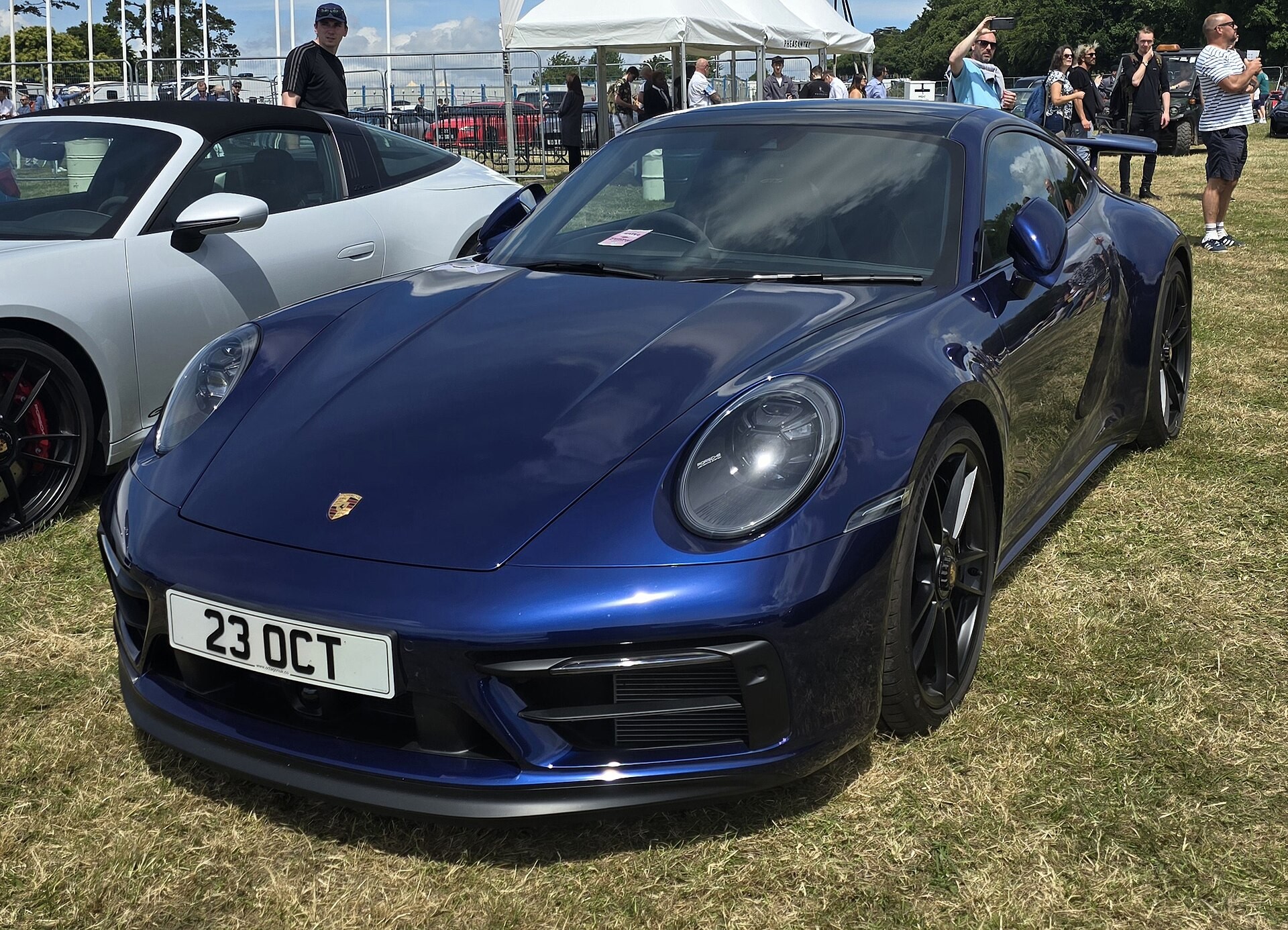 Компания Porsche представила рестайлинговый премиум-спорткар 911 GTS