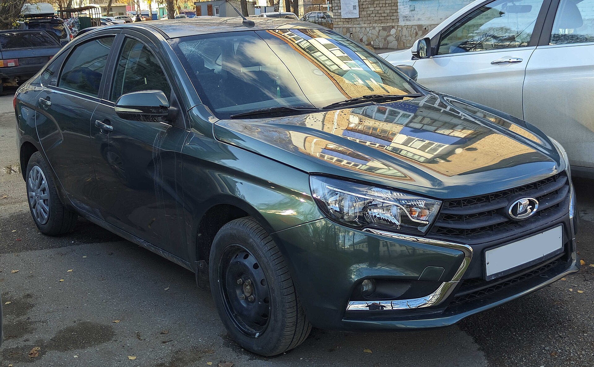 ​Сегодня новый флагман российского легкового автопрома седан Lada Vesta «пошёл в народ»