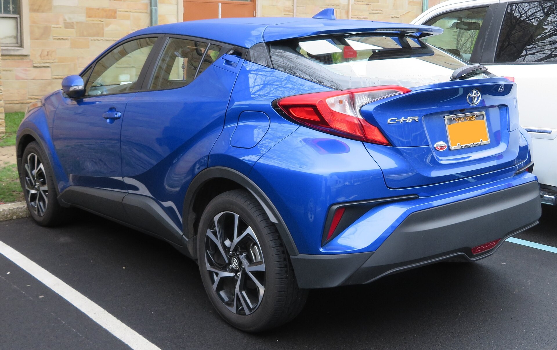 Обновлённый паркетник Toyota C-HR уже в России