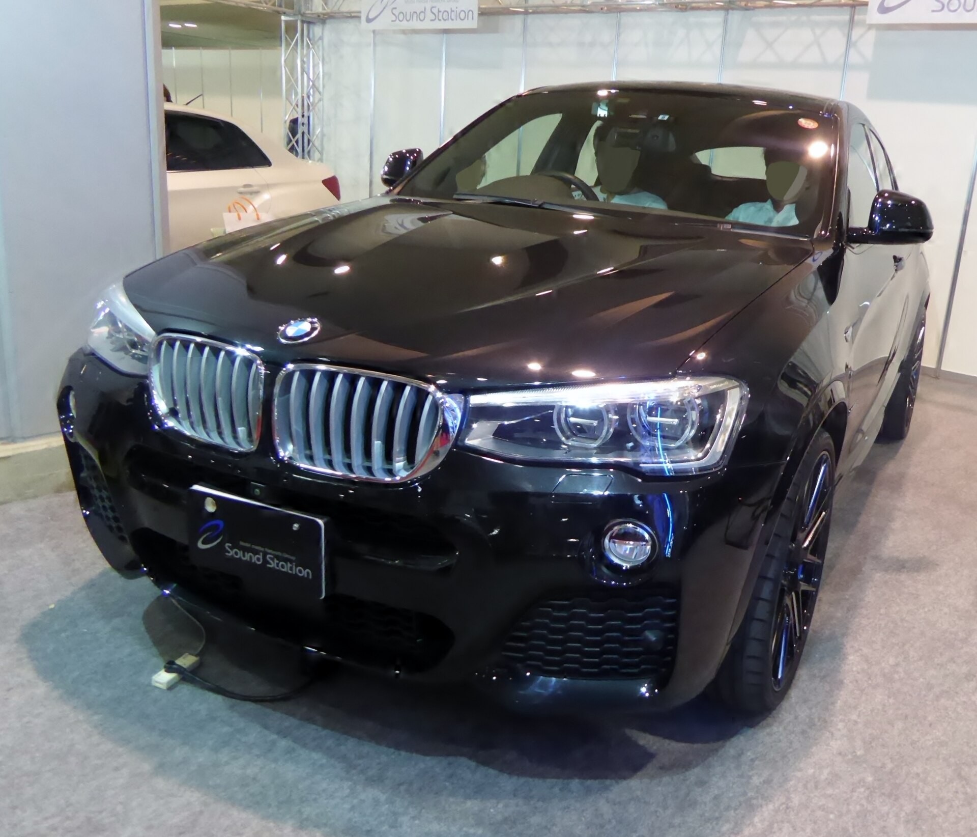 В России объявлены рекомендованные рублевые цены на новый вседорожник BMW X4