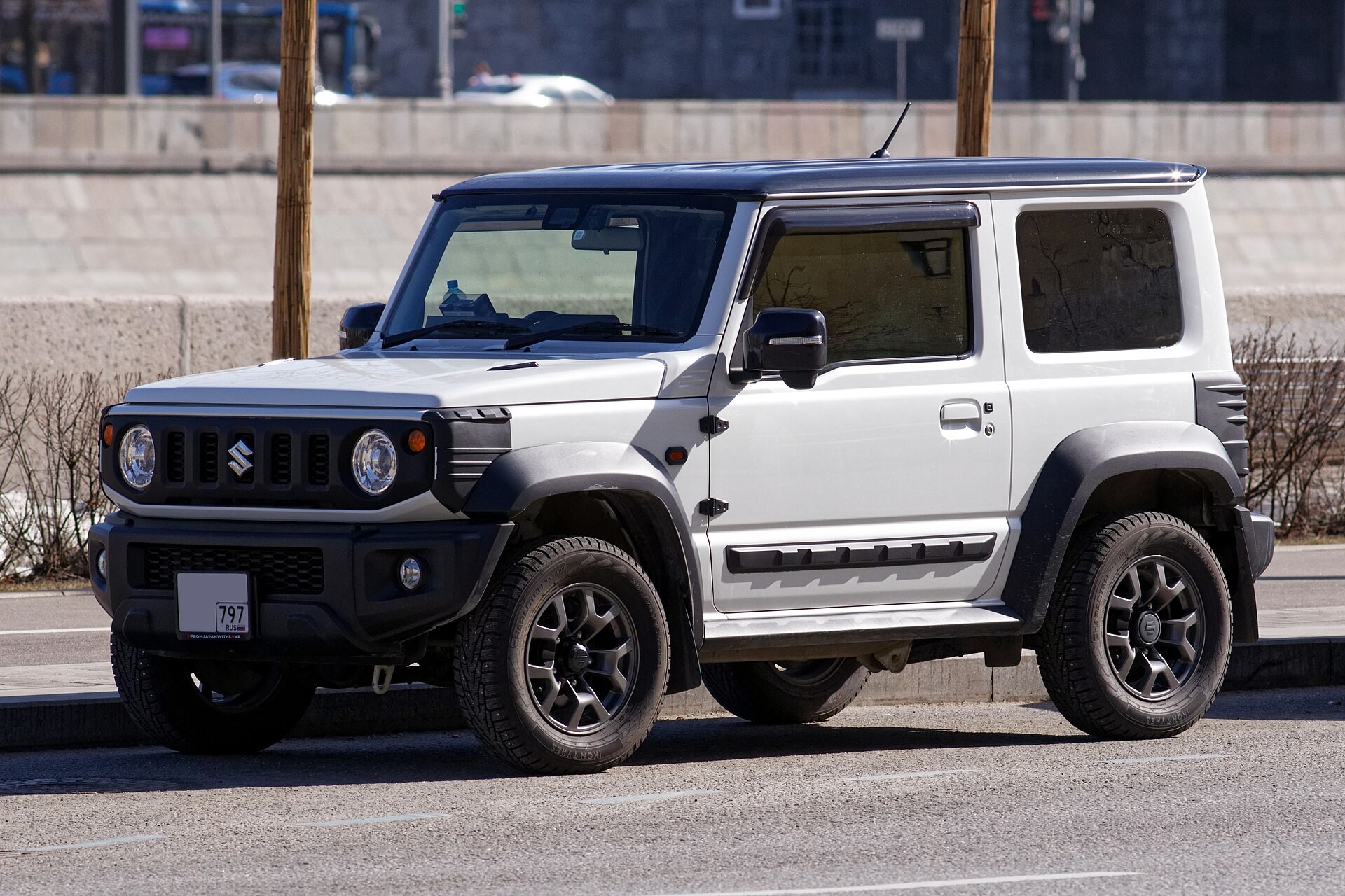 Четырехдверный вездеход Suzuki Jimny создан студентами автомобильного колледжа (видео)