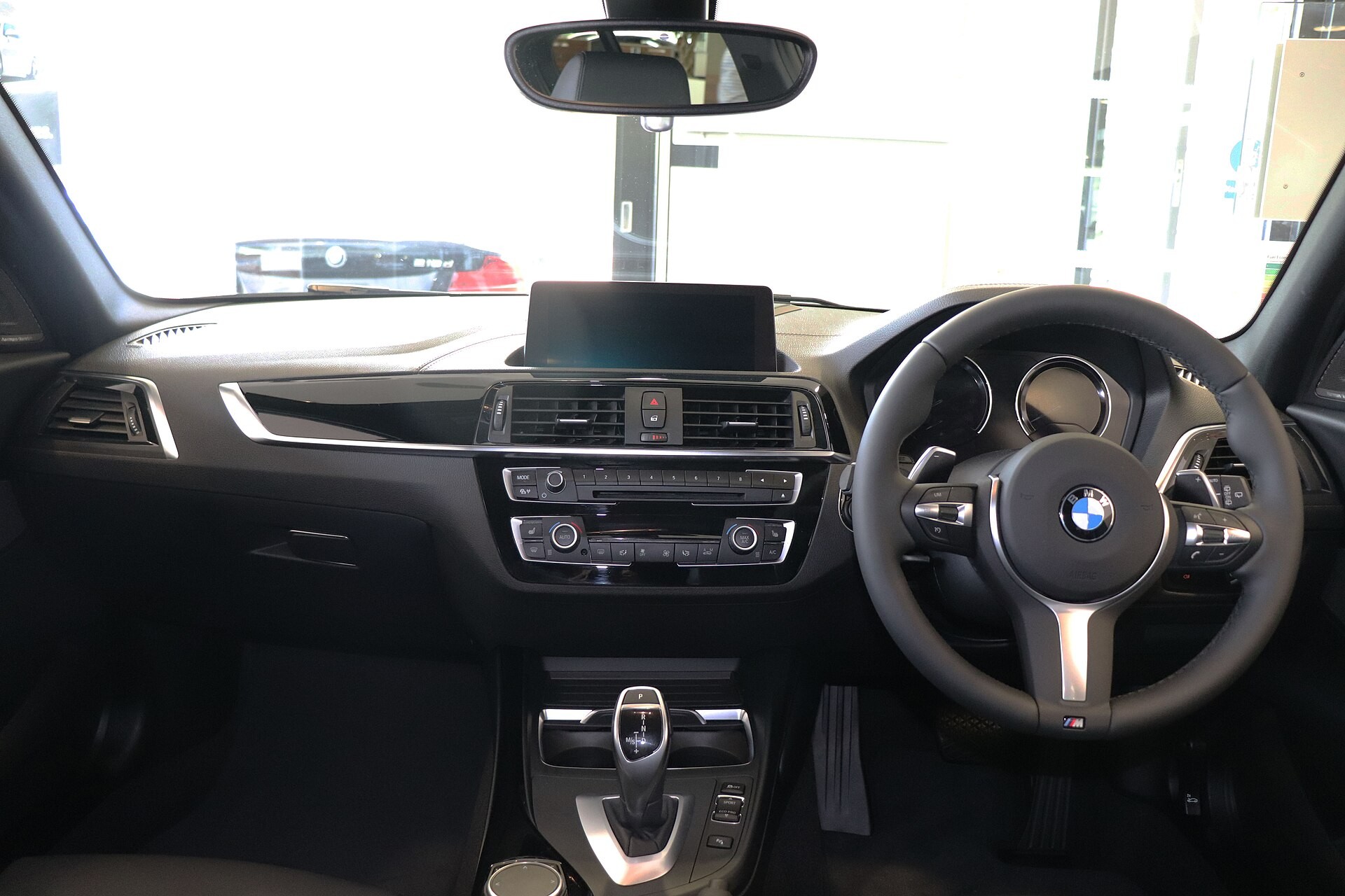​Объявлены рублевые цены на новый спортивный хэтчбек BMW M140i