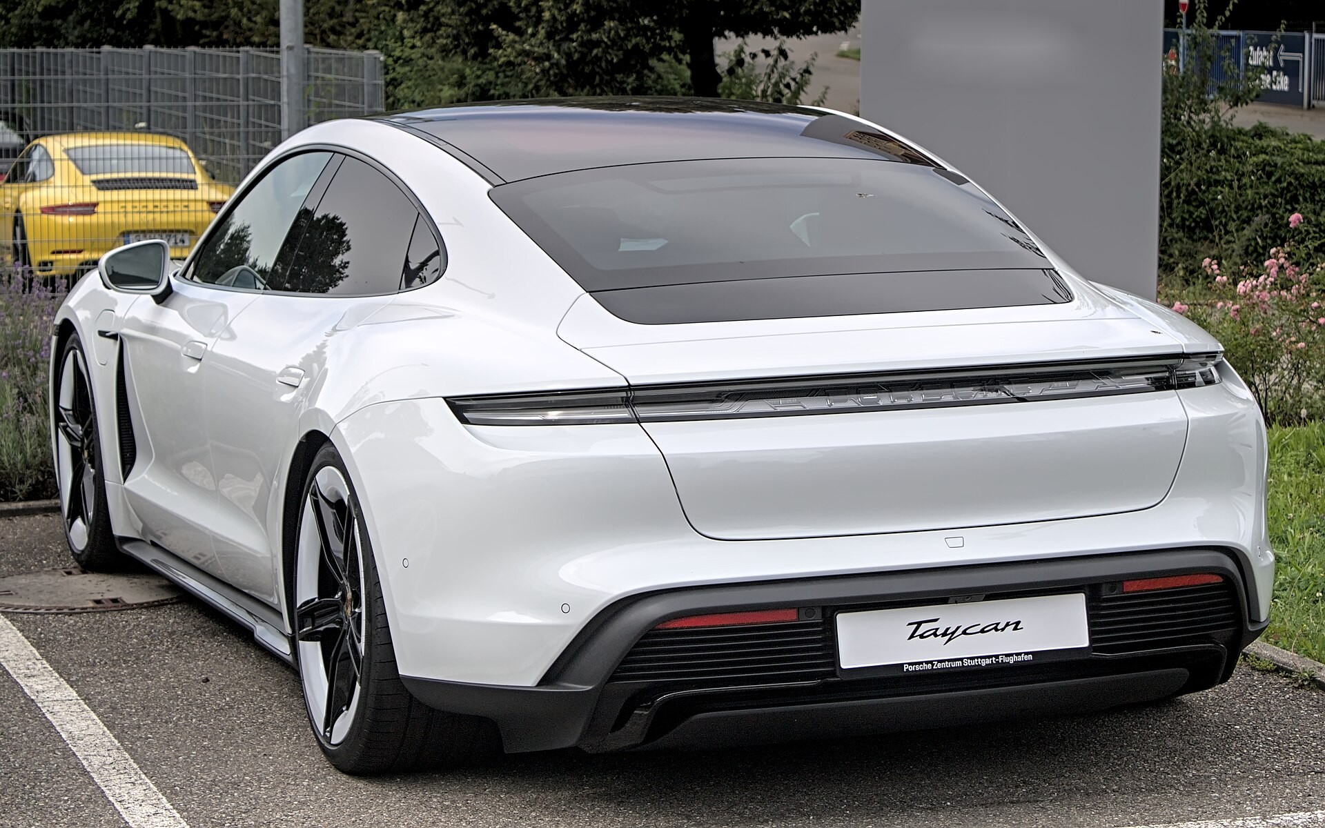 Компания Porsche открыла прием онлайн-заказов на новый «бюджетный» электрический Taycan